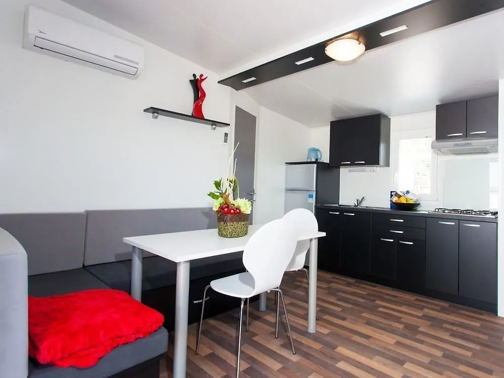 Отель Kastanija Mobile Homes Новиград