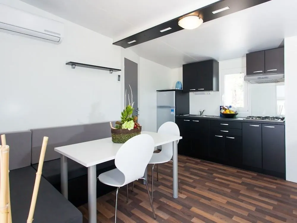 Отель Kastanija Mobile Homes Новиград